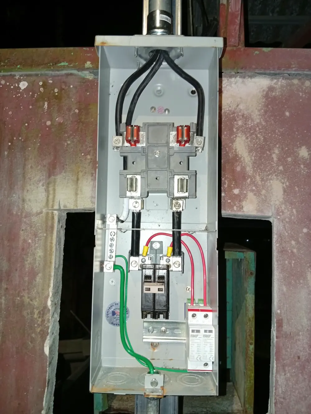 Base de medidor con interruptor principal de 100 amperios, supresor de picos y puesta a tierra