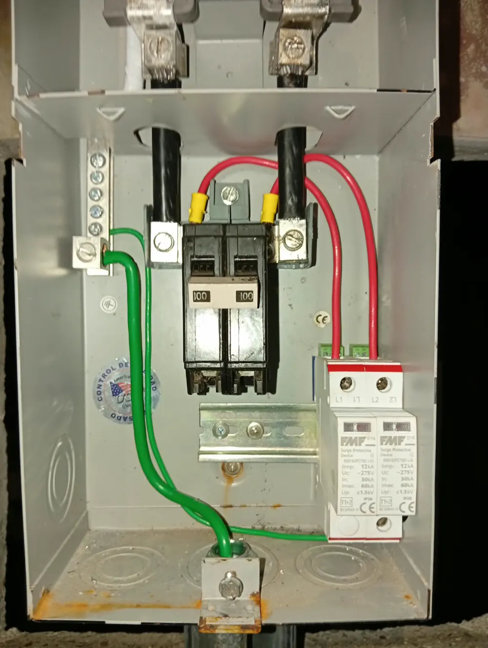 Detalle del supresor de sobretensión conectado al interruptor principal