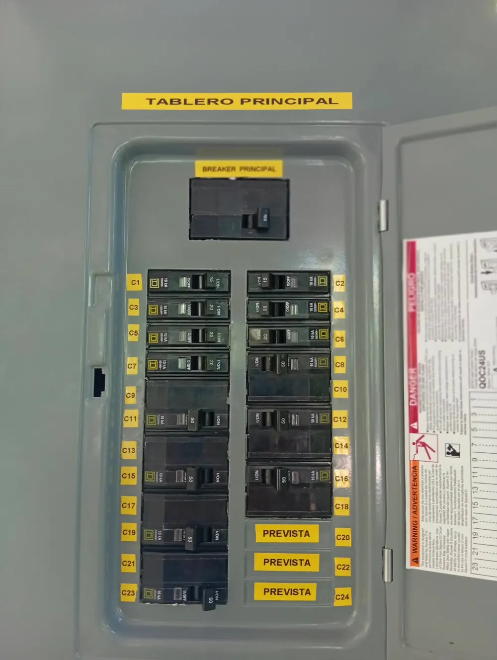 Detalle de tablero con breakers rotulados C1 a C24 y espacios marcados como prevista