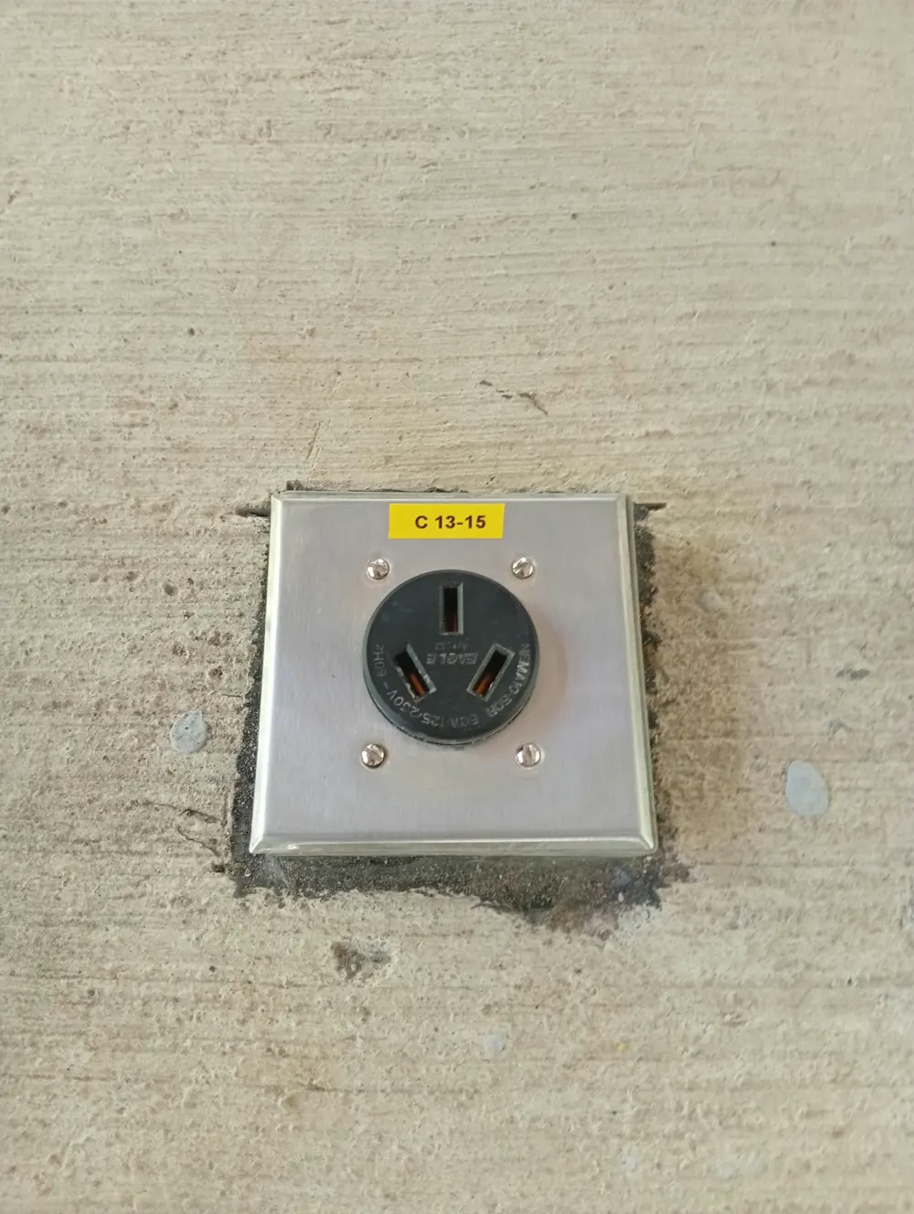 Tomacorriente de 240 voltios con placa de acero y etiqueta del circuito C13-15